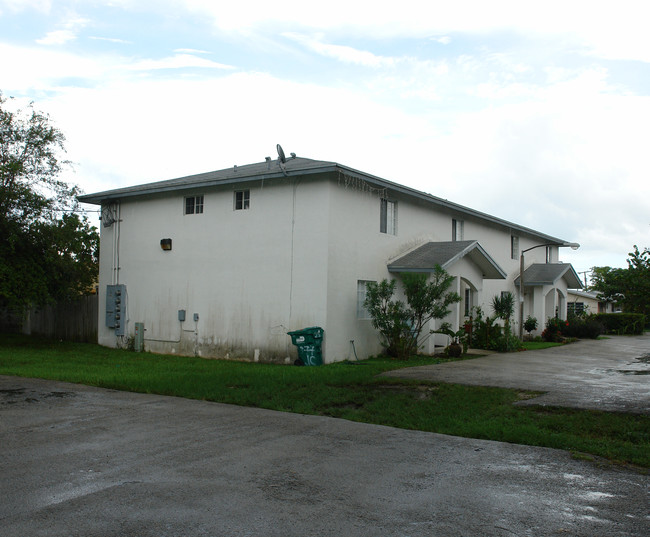 2571-2577 NE 192nd St in Miami, FL - Building Photo - Building Photo