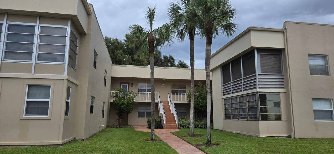 856 Normandy Trail in Delray Beach, FL - Foto de edificio