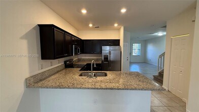 10348 W 33rd Ln in Hialeah, FL - Building Photo - Building Photo