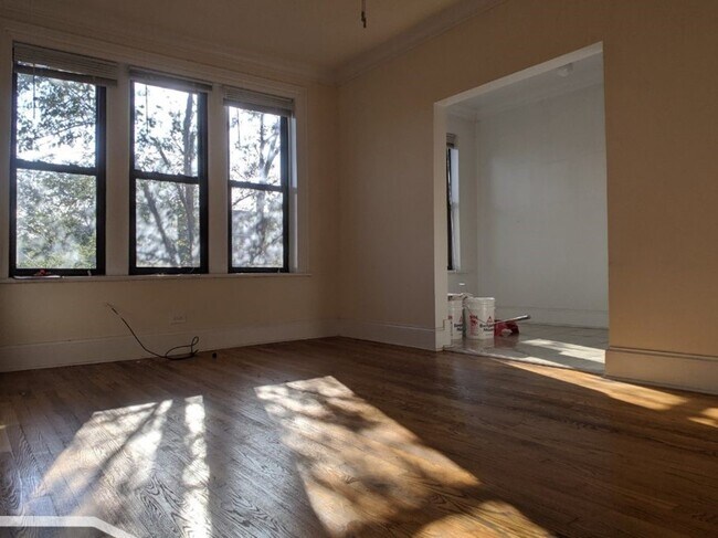 2704 N Sawyer Ave in Chicago, IL - Building Photo - Building Photo