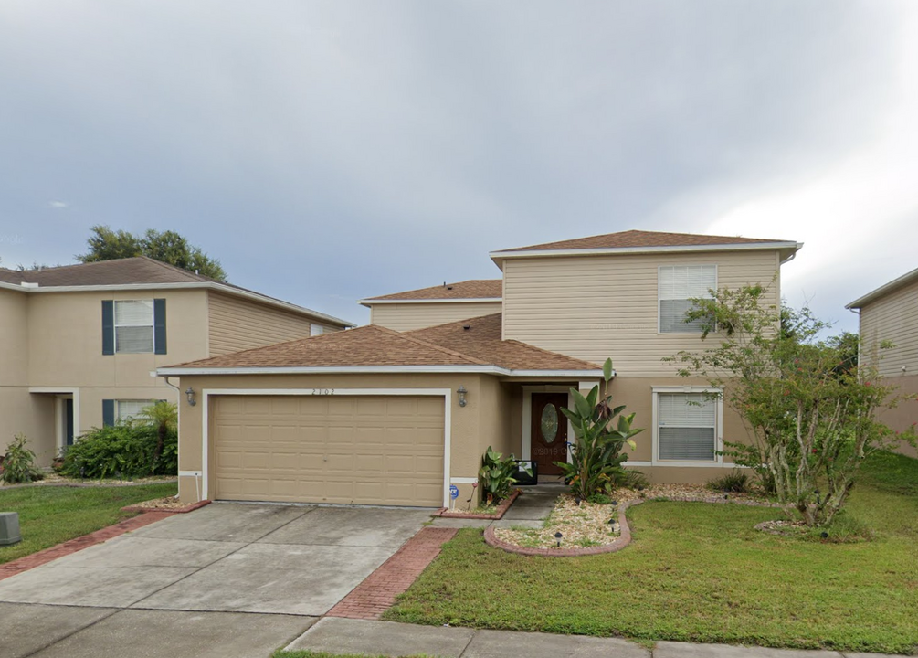 2102 Stoneview Rd in Odessa, FL - Building Photo