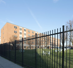 Somerset Villas in Philadelphia, PA - Building Photo - Building Photo