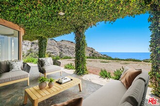 24517 Piuma Rd in Malibu, CA - Building Photo - Building Photo