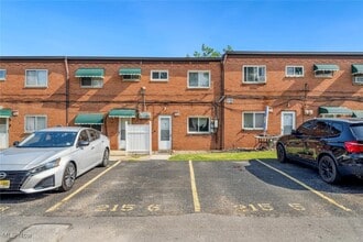 215 Dalepark Dr in Bedford, OH - Building Photo - Building Photo