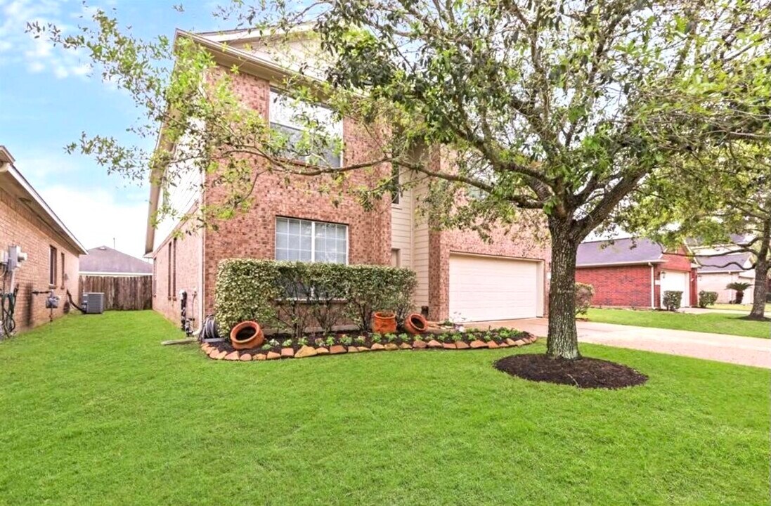 18 Morro Bay Dr in Manvel, TX - Building Photo