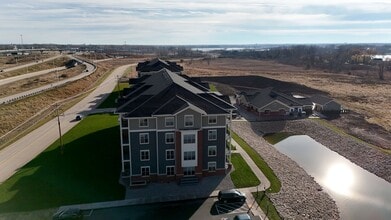 Red Earth in Oshkosh, WI - Foto de edificio - Building Photo
