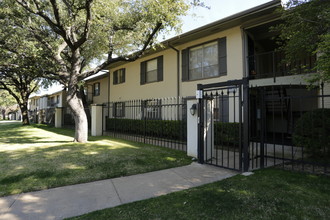 Meadowstone Place Senior Living in Dallas, TX - Building Photo - Building Photo