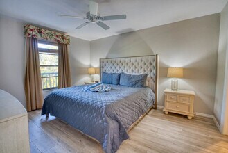 600 Neapolitan Way in Naples, FL - Building Photo - Building Photo
