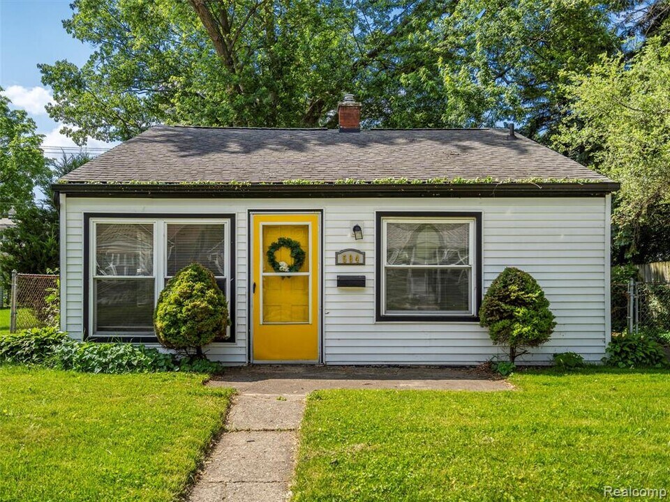 594 E Barrett Ave in Madison Heights, MI - Building Photo