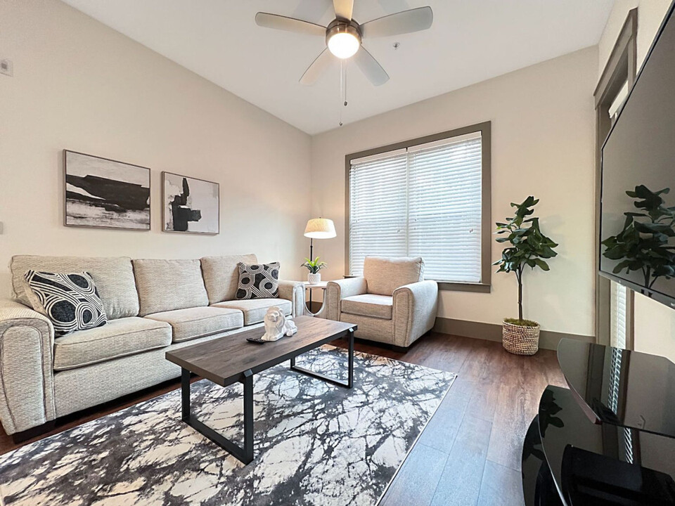 1701 N Lois Ave in Tampa, FL - Building Photo