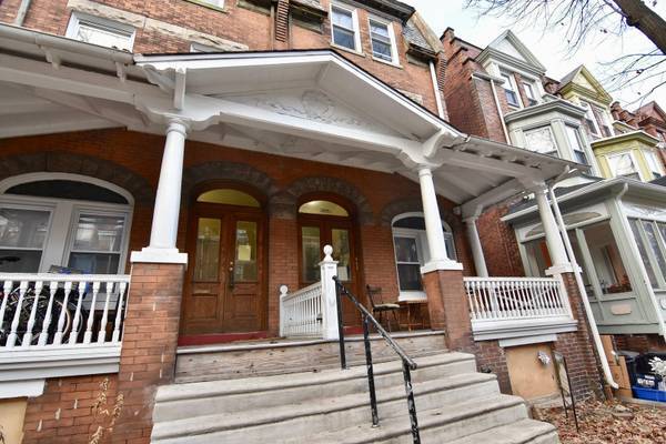 220 Buckingham Pl in Philadelphia, PA - Building Photo