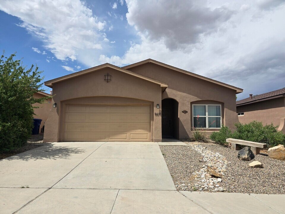 5619 Blue Feather Ave NW in Albuquerque, NM - Building Photo