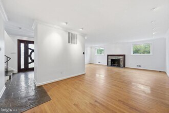 5804 Lenox Rd in Bethesda, MD - Building Photo - Building Photo