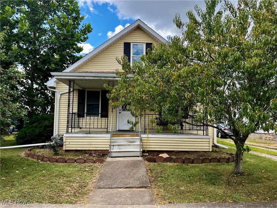 1406 Chestnut St in Dover, OH - Building Photo