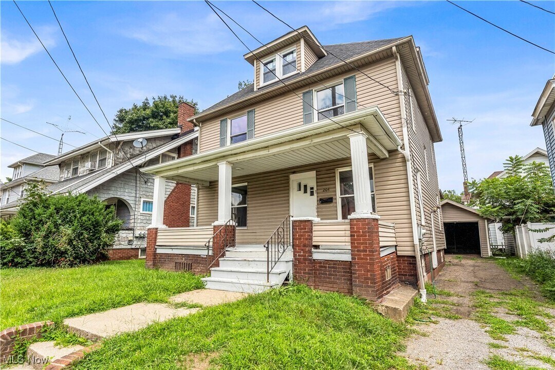 204 Broad Ave NW in Canton, OH - Building Photo