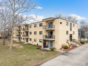 Parkdale Manor in Sarnia, ON - Building Photo - Building Photo