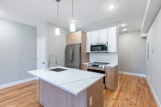 1331 S 17th St, Unit 2 in Philadelphia, PA - Foto de edificio - Building Photo