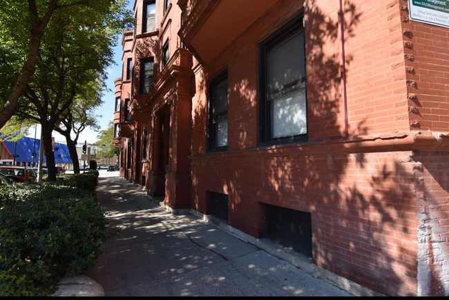 3811 N Broadway St, Unit 3805-2 in Chicago, IL - Foto de edificio - Building Photo