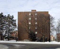 4055 Saint-Jean Boul in Dollard-des-Ormeaux, QC - Building Photo
