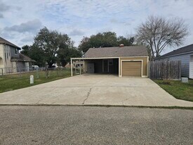 12823 Point Dr in Willis, TX - Building Photo