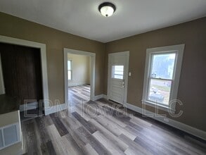 823 Glenwood St in Waterloo, IA - Building Photo - Building Photo