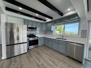 1904 Linda Flora Dr in Los Angeles, CA - Building Photo - Building Photo