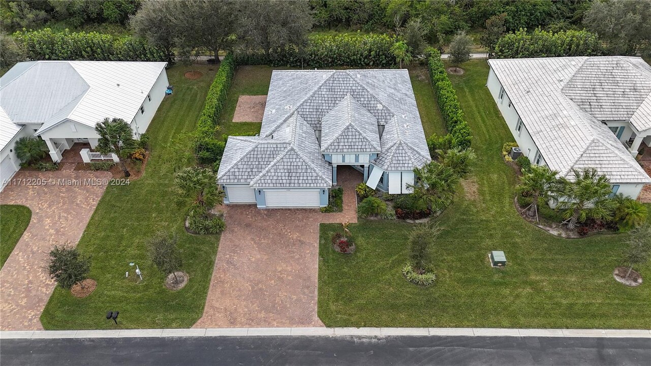 2547 St Lucia Cir in Vero Beach, FL - Building Photo