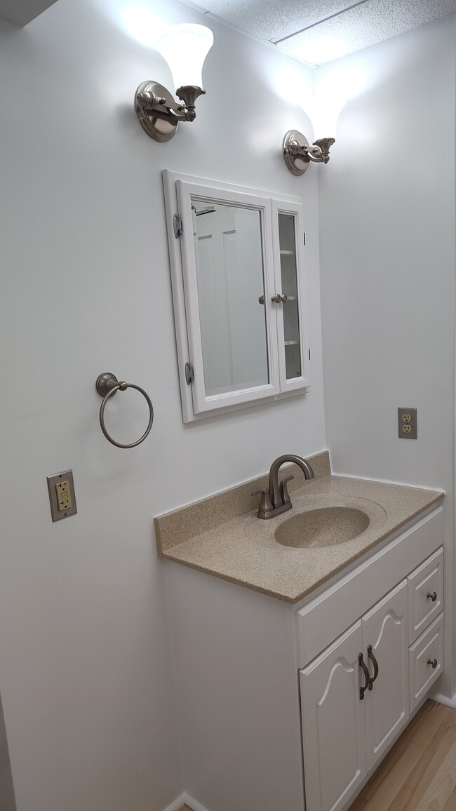 759 Park Ave, Unit 759 1/2 Park Avenue