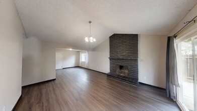 1538 Robinwood Ave in Clovis, CA - Building Photo - Building Photo