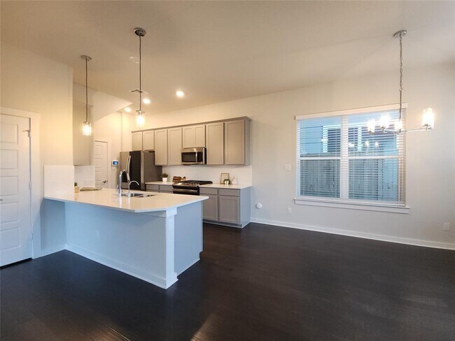 5843 Whitby Rd in San Antonio, TX - Foto de edificio - Building Photo