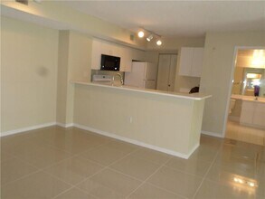 3854 Lyons Rd, Unit 206-5 in Coconut Creek, FL - Foto de edificio - Building Photo