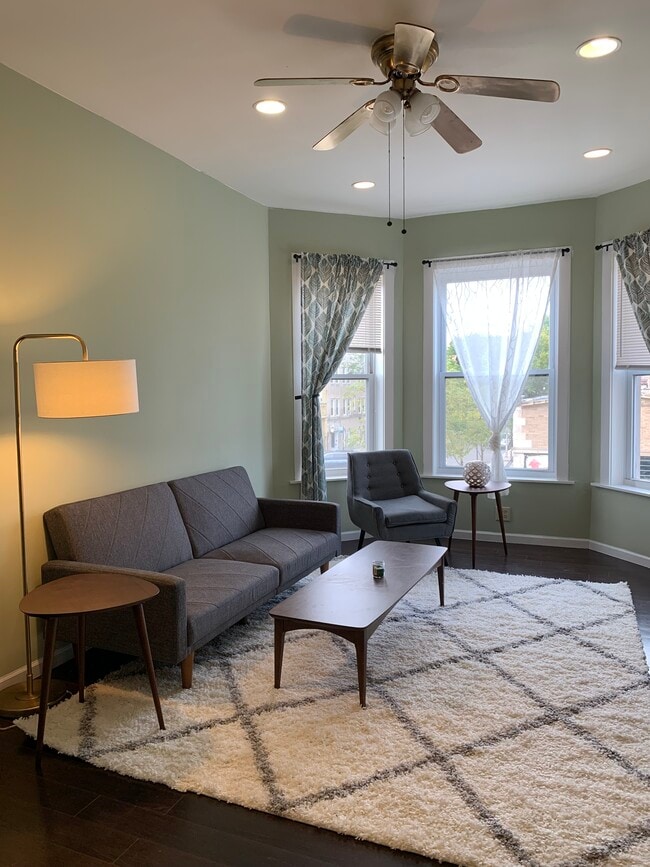 1067 W Argyle St, Unit 2F in Chicago, IL - Building Photo - Building Photo