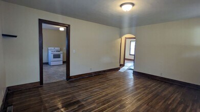 904 E Locust St in Bolivar, MO - Building Photo - Building Photo