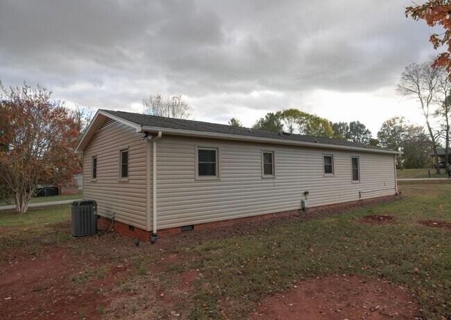 116 Harriet Ln in Statesville, NC - Foto de edificio - Building Photo