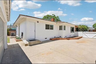 5340 E Mezzanine Way in Long Beach, CA - Building Photo - Building Photo