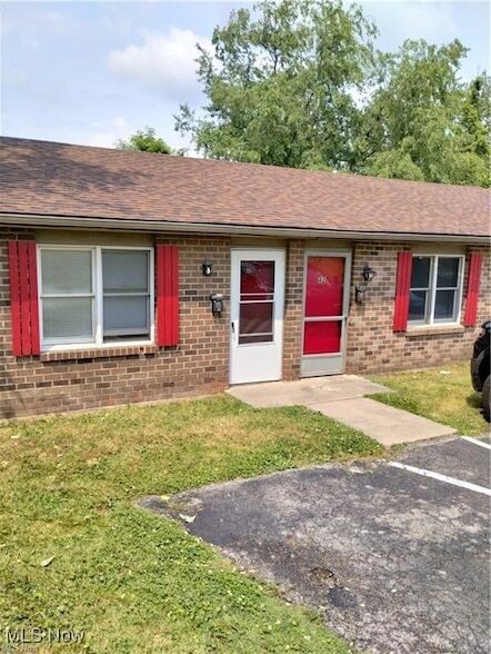 31 1/2 Elm St, Unit A09 in Struthers, OH - Building Photo