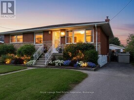 60 Toby Crescent in Hamilton, ON - Building Photo