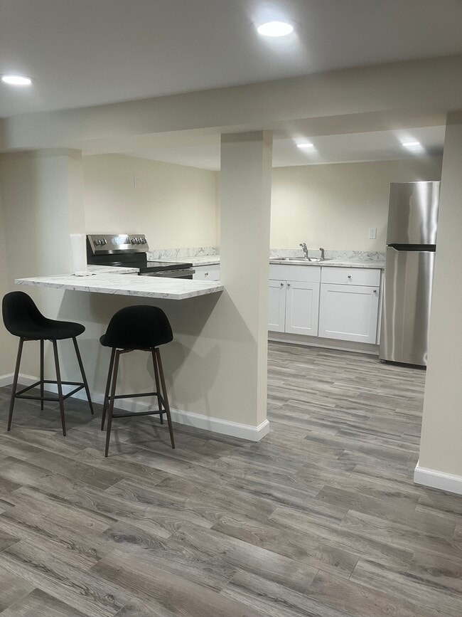 21 Juniper Pl, Unit Apartment