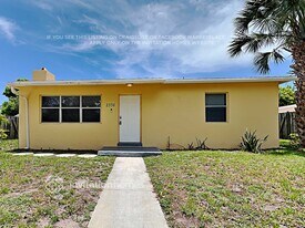 2336 Cypress Rd in West Palm Beach, FL - Building Photo