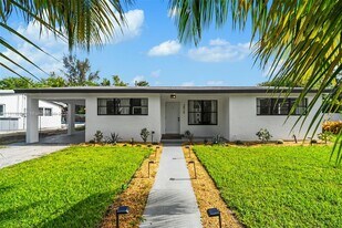 2515 NE 207th St in Miami, FL - Building Photo