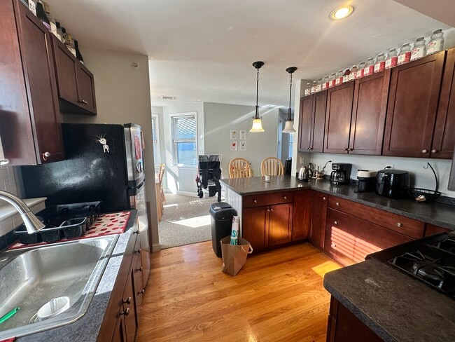 99 Hillside St, Unit 3 in Boston, MA - Foto de edificio - Building Photo