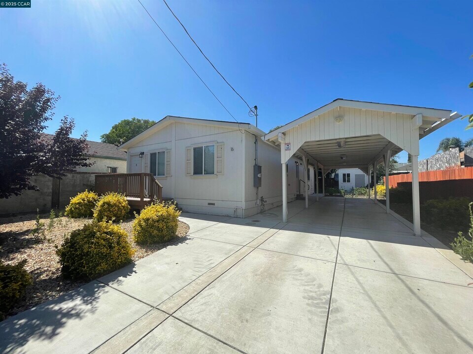 16 Washington St in Bay Point, CA - Building Photo