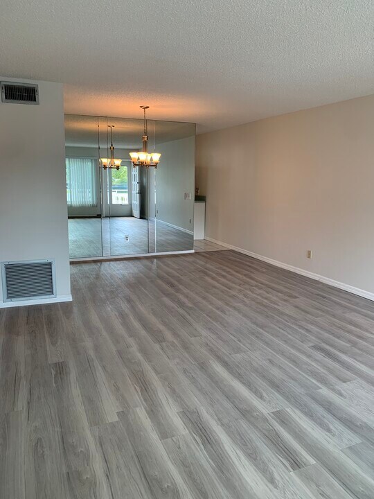 2428 Columbia Dr in Clearwater, FL - Building Photo
