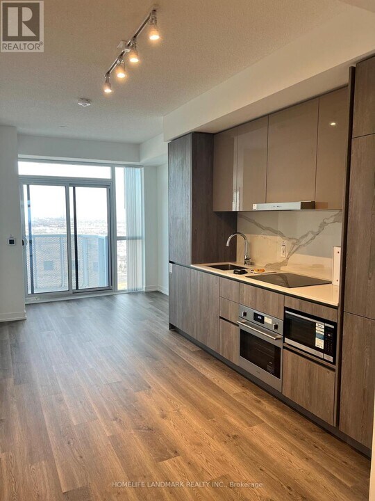 8 Interchange Wy in Vaughan, ON - Building Photo