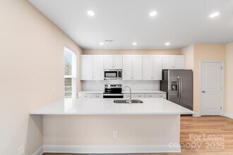 645 Brookwood St in Mooresville, NC - Foto de edificio - Building Photo