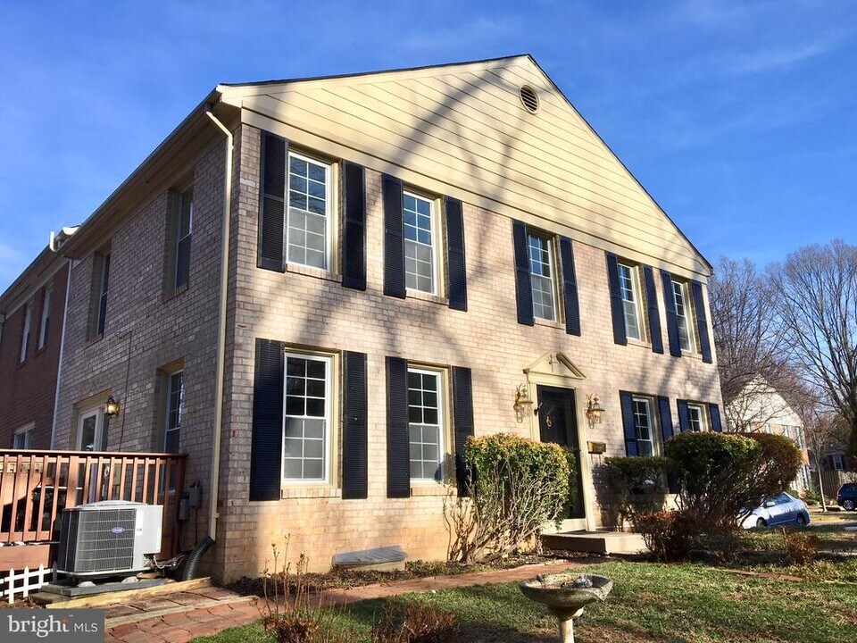 11951 Heathcote Ct in Reston, VA - Building Photo