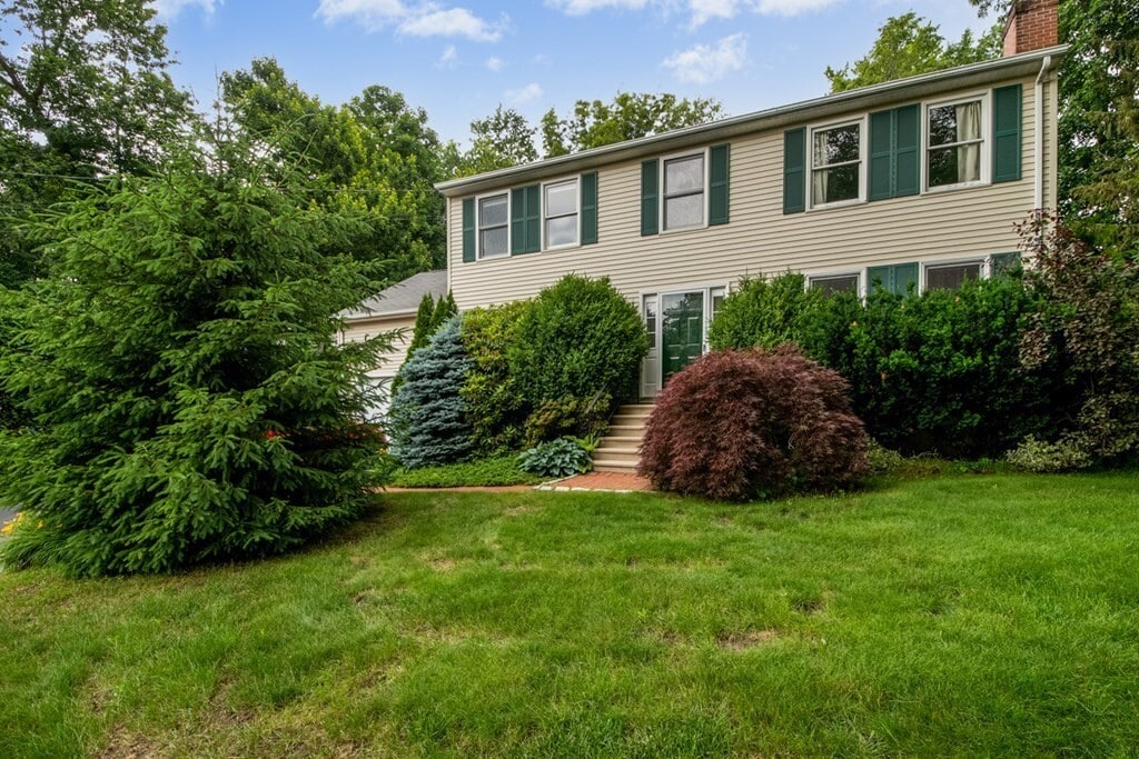 18 Ladyslipper Dr in Shrewsbury, MA - Building Photo