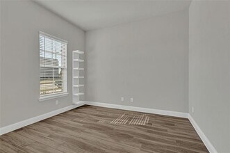 9237 Trammel Davis Rd in Fort Worth, TX - Foto de edificio - Building Photo