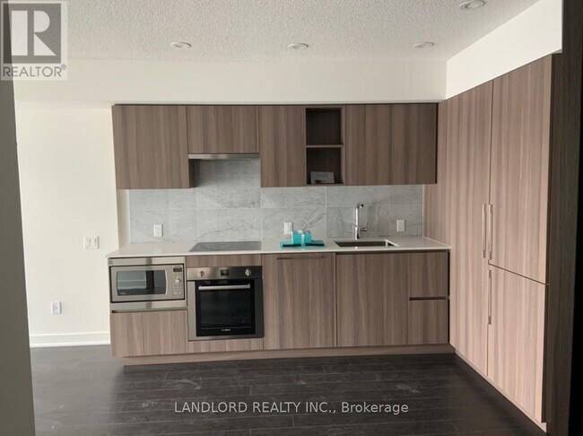 17 Bathurst St in Toronto, ON - Building Photo - Building Photo