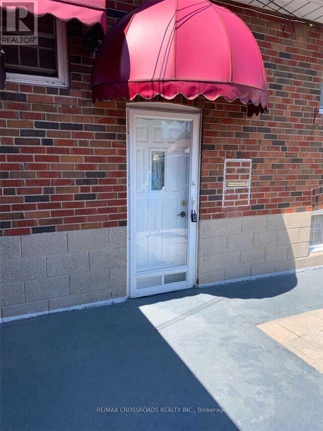 16 Crosland Dr in Toronto, ON - Building Photo - Building Photo